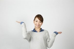 比べる女性