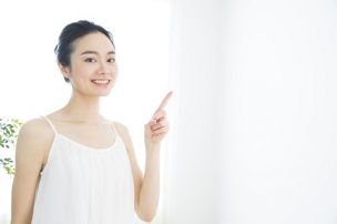 おすすめする女性