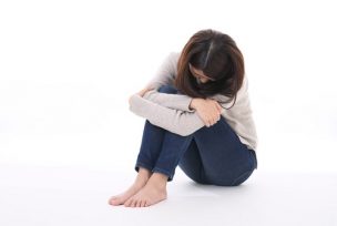 後悔する女性