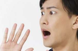 驚く男性